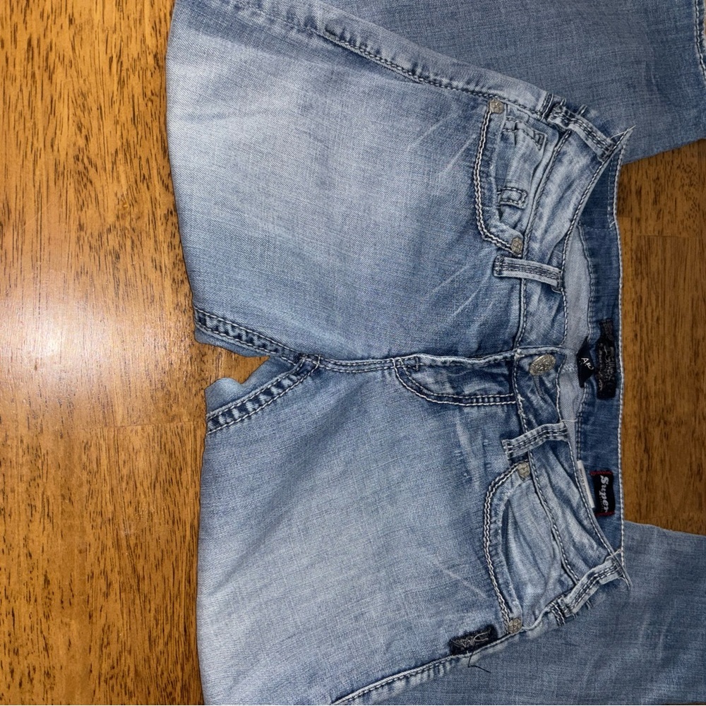 Stylish women’s Silver Jean co. Aiko mid light denim capris. - Picture 4 of 7